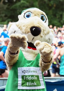 Mascot Fridolin Flink at the Berlin Marathon 2025