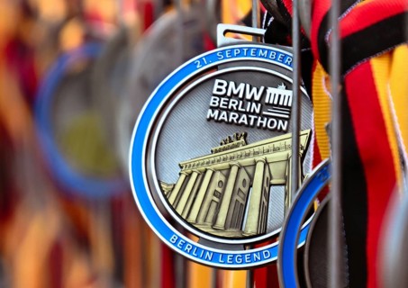 Medal with the Brandenburg Tor at the Berlin Marathon 2025