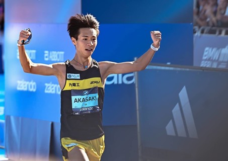 Akira Akasaki finishes second in a time of 2:06:15 hours at the Berlin Marathon 2025