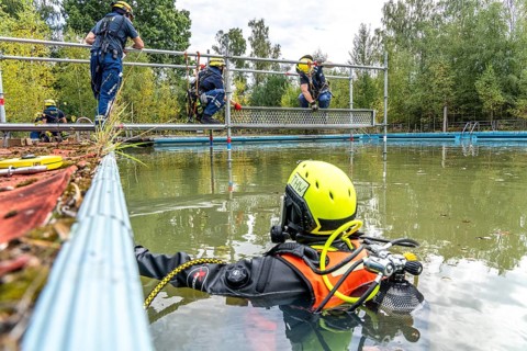 Emergency services practise the construction of footbridges, which are used e.g. in the event of