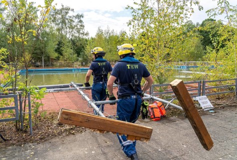Emergency services practise the construction of footbridges, which are used e.g. in the event of
