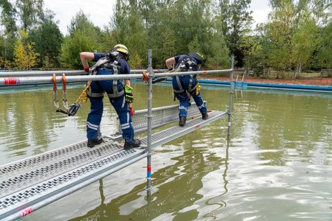 Emergency services practise the construction of footbridges, which are used e.g. in the event of