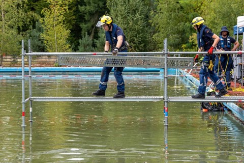 Emergency services practise the construction of footbridges, which are used e.g. in the event of