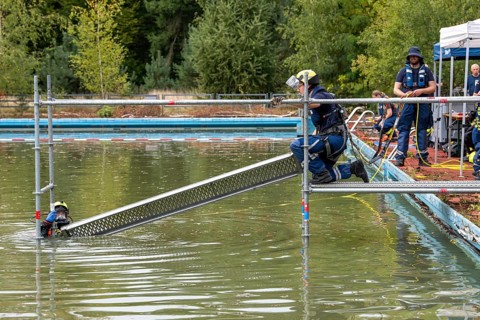 Emergency services practise the construction of footbridges, which are used e.g. in the event of