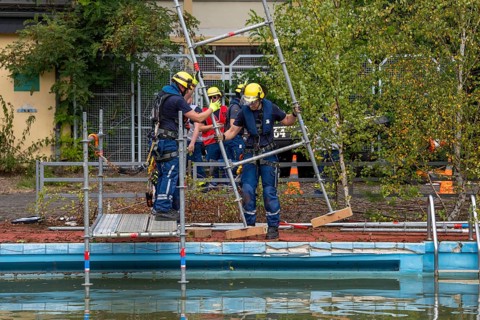 Emergency services practise the construction of footbridges, which are used e.g. in the event of