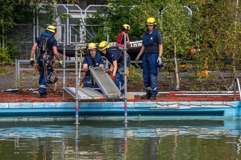 Emergency services practise the construction of footbridges, which are used e.g. in the event of