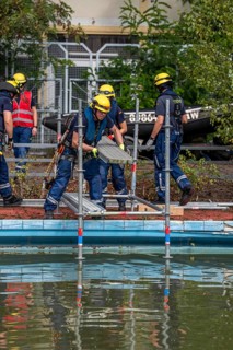 Emergency services practise the construction of footbridges, which are used e.g. in the event of