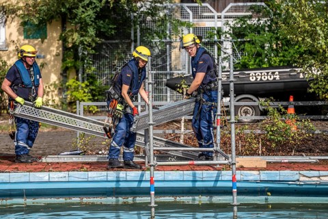 Emergency services practise the construction of footbridges, which are used e.g. in the event of