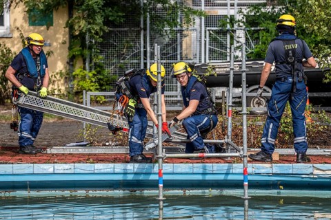 Emergency services practise the construction of footbridges, which are used e.g. in the event of