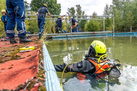 Emergency services practise the construction of footbridges, which are used e.g. in the event of