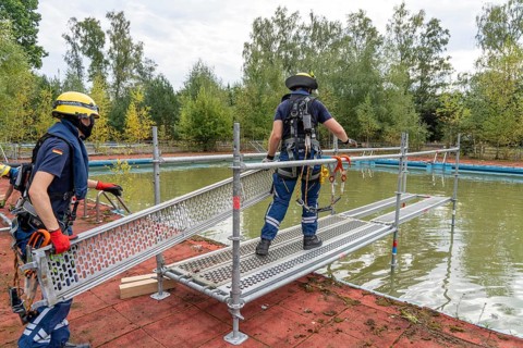 Emergency services practise the construction of footbridges, which are used e.g. in the event of