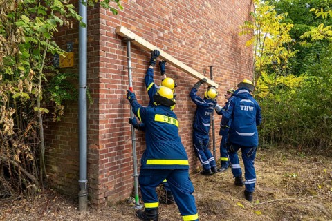 Securing a house wall, against which a car has driven and is in danger of collapsing, large-scale