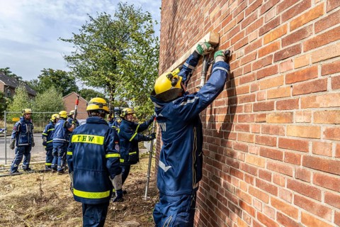 Securing a house wall, against which a car has driven and is in danger of collapsing, large-scale