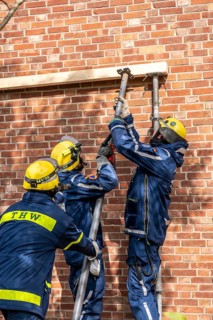 Securing a house wall, against which a car has driven and is in danger of collapsing, large-scale