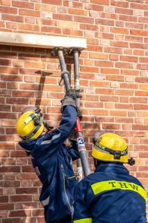 Securing a house wall, against which a car has driven and is in danger of collapsing, large-scale