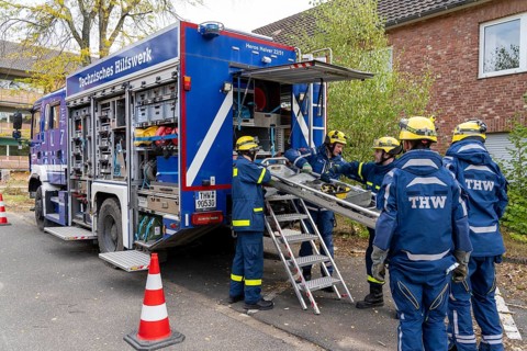 Securing a house wall, against which a car has driven and is in danger of collapsing, large-scale