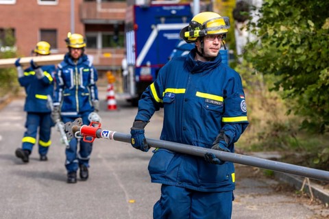 Securing a house wall, against which a car has driven and is in danger of collapsing, large-scale