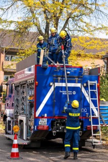 Securing a house wall, against which a car has driven and is in danger of collapsing, large-scale