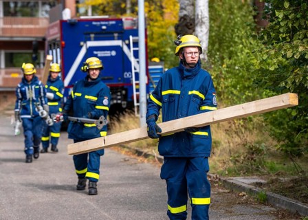 Securing a house wall, against which a car has driven and is in danger of collapsing, large-scale