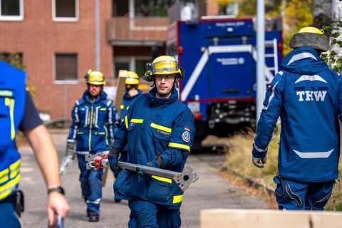 Securing a house wall, against which a car has driven and is in danger of collapsing, large-scale