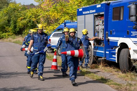 Securing a house wall, against which a car has driven and is in danger of collapsing, large-scale