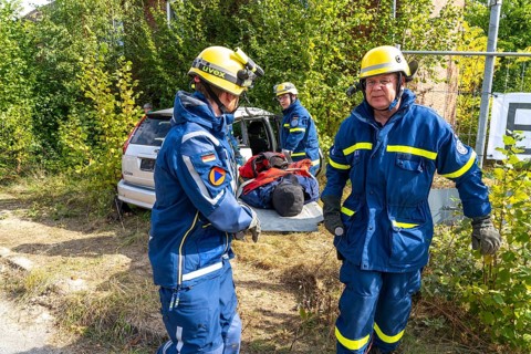 Rescue of people from a car that has crashed into a house, large-scale exercise FÜLEX25, of the