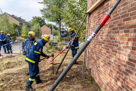 Securing a house wall, against which a car has driven and is in danger of collapsing, large-scale