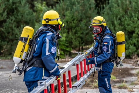 Rescue and recovery of people in an area possibly affected by hazardous substances, operation under