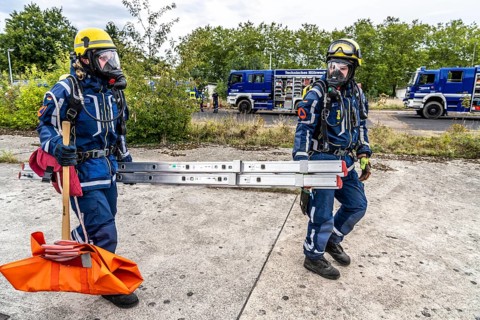 Rescue and recovery of people in an area possibly affected by hazardous substances, operation under