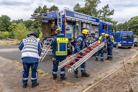Rescue and recovery of people in an area that may be affected by hazardous substances, use of