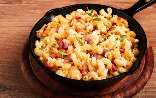 Macaroni with cheese and bacon, baked, homemade, no people