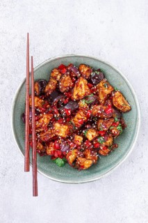 Fried eggplant, Chinese style, in sweet and sour sauce, with pepper and sesame seeds, in a green