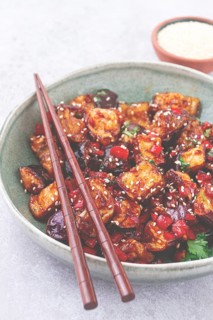 Fried eggplant, Chinese style, in sweet and sour sauce, with pepper and sesame seeds, in a green