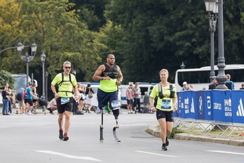 A runner with prosthetic legs on the Großer Stern at the 51st BMW Berlin Marathon 2025 on 21