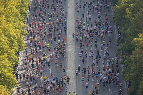 Runners on the Straße des 17. Juni seen from the Victory Column at the 51st BMW Berlin Marathon