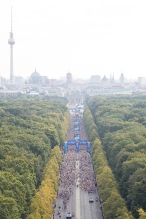 Start on Straße des 17. Juni seen from the Victory Column at the 51st BMW Berlin Marathon 2025 on