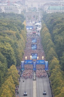 Start on Straße des 17. Juni seen from the Victory Column at the 51st BMW Berlin Marathon 2025 on