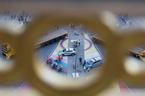 Police and emergency services on the big star seen through the parapet of the Victory Column at the