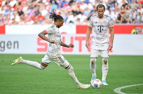 Michael Olise FC Bayern Munich FCB (17) taking a free kick, action Harry Kane FC Bayern Munich FCB