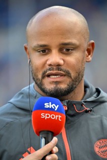 Coach Vincent Kompany FC Bayern Munich FCB portrait in interview Microphone Microphone Logo SKY
