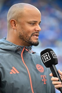 Coach Vincent Kompany FC Bayern Munich FCB portrait in interview Microphone Microphone Logo DAZN