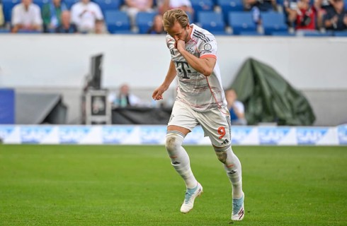 Goal celebration Harry Kane FC Bayern Munich FCB (09) gesture gesture kissing wedding ring Football