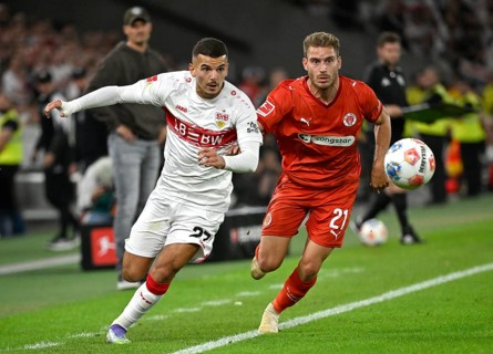 One-on-one, action Badredine Bouanani VfB Stuttgart (27) against Lars Ritzka FC St. Pauli (21)