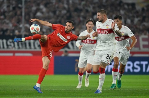One-on-one, action Mathias Pereira Lage FC St. Pauli (28) against Jeff Chabot VfB Stuttgart (24)
