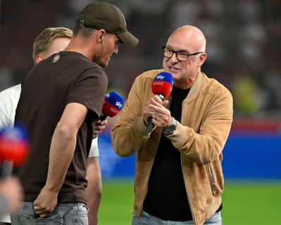 Presenter Frank Buschi Buschmann SKY in interview Microphone Microphone Logo with coach Coach
