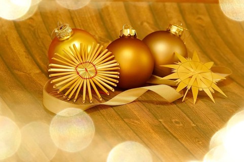 Christmas decoration with home-made straw stars and Christmas tree baubles, Germany