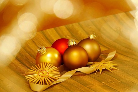 Christmas decoration with home-made straw stars and Christmas tree baubles, Germany