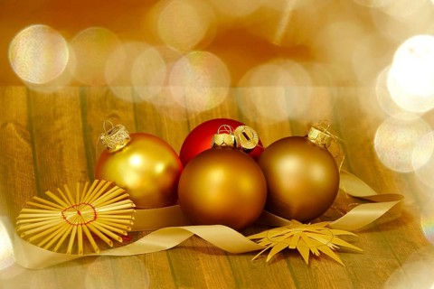 Christmas decoration with home-made straw stars and Christmas tree baubles, Germany