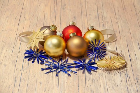 Christmas decoration with home-made straw stars and Christmas tree baubles, Germany