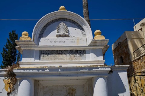 Foundation plaque Israeli School, Jewish Quarter, Historic building with inscription and white